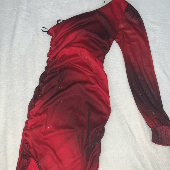 Red dress - Picture 3 of 3